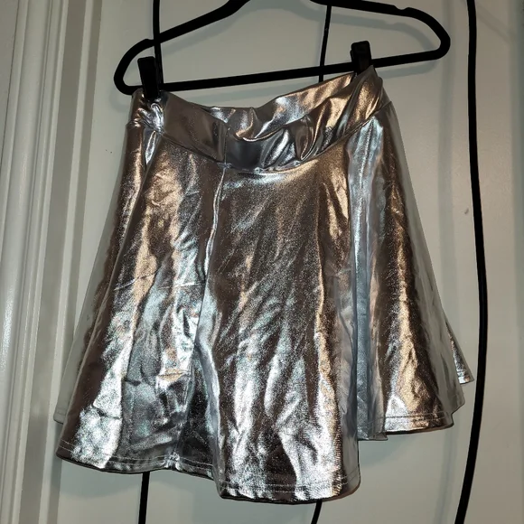 Urban Coco silver skater mini skirt - Picture 2 of 3